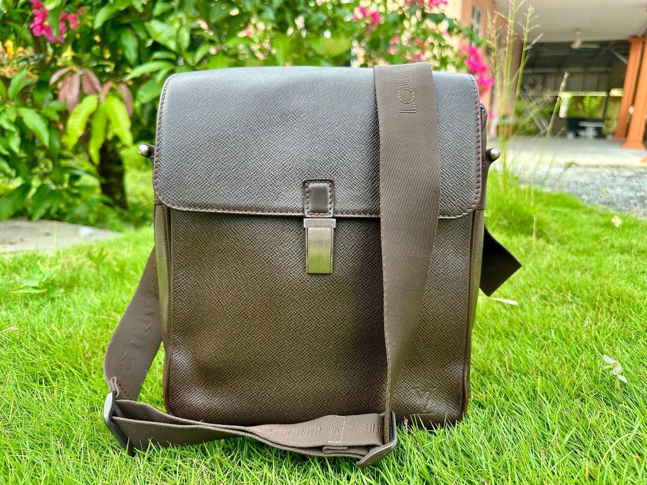 Louis Vuitton Authentic Louis Vuitton Grizzli Taiga Yaranga Porte Appareil Size ONE SIZE - 1 Thumbnail