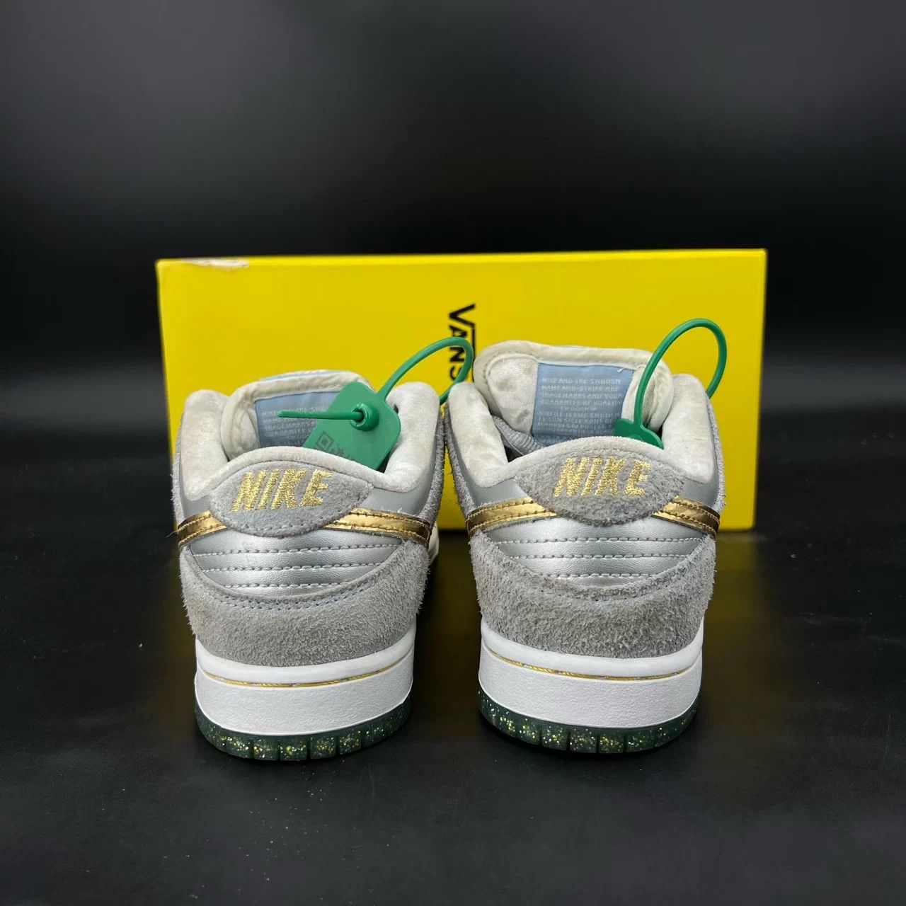 Nike Nike Dunk SB Snow Festival 36 Worn, Minimal Sole Wear Size US 5 / IT 35 - 7 Thumbnail