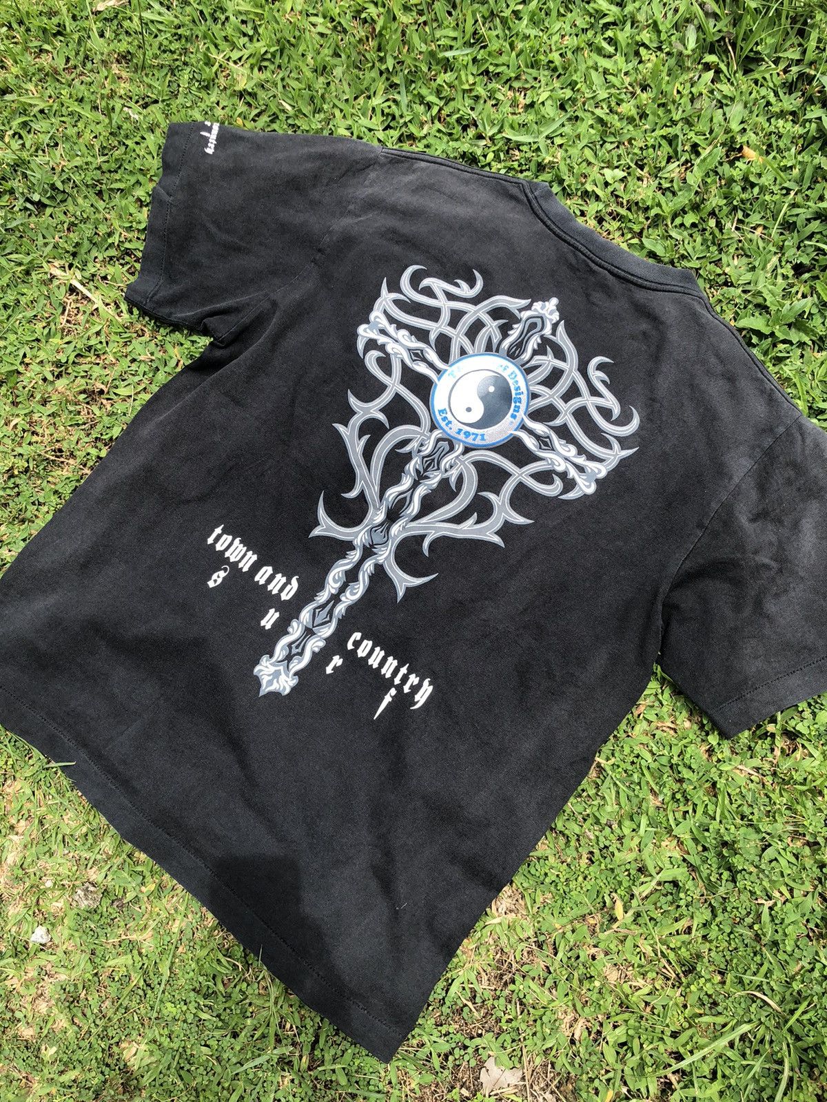 Vintage RARE Vintage Y2K Sunfaded T&C Cross Tribal Gothic Tshirt Size US L / EU 52-54 / 3 - 2 Thumbnail