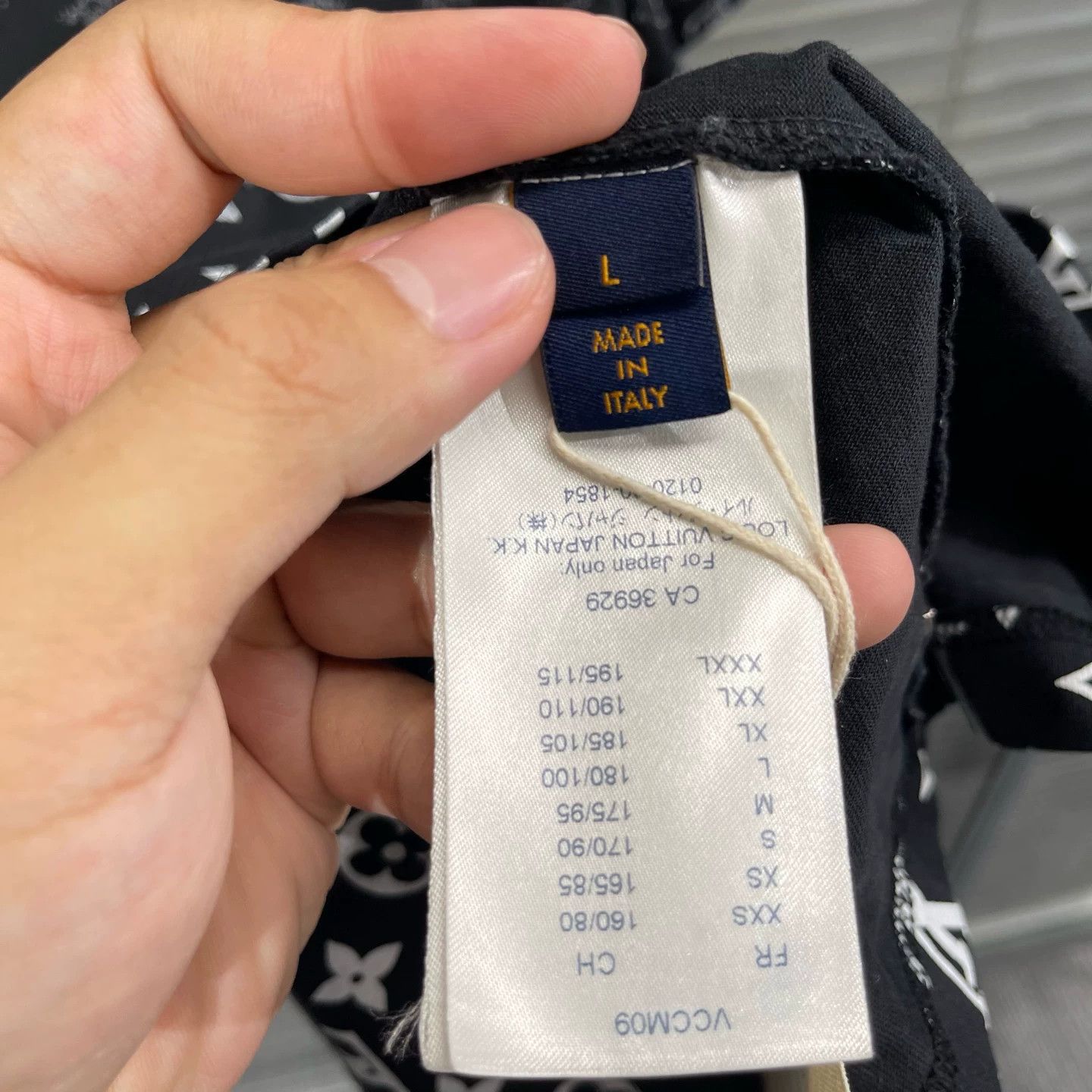 Louis Vuitton LV Black Gradient All Over Print Short Sleeve Size US L / EU 52-54 / 3 - 4 Thumbnail
