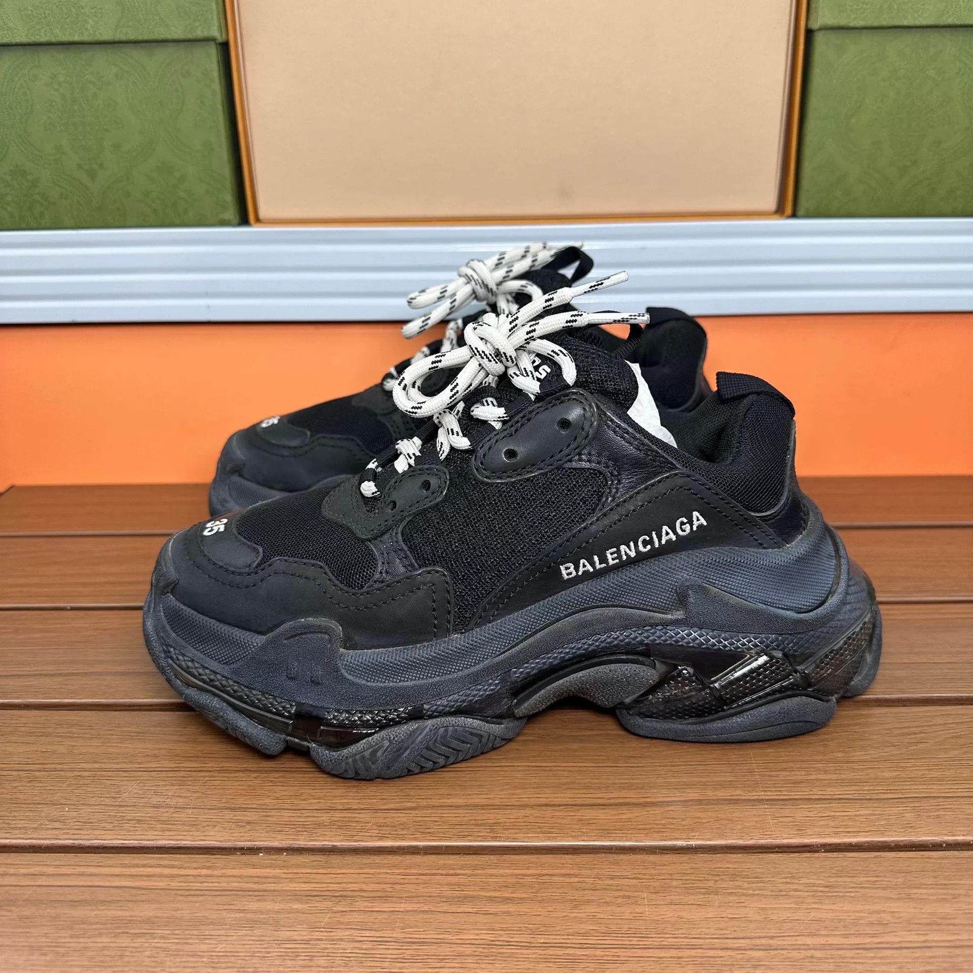 Balenciaga Balenciaga Distressed Lowtop Sneakers it_35 Women Size US 5 / IT 35 - 1 Thumbnail