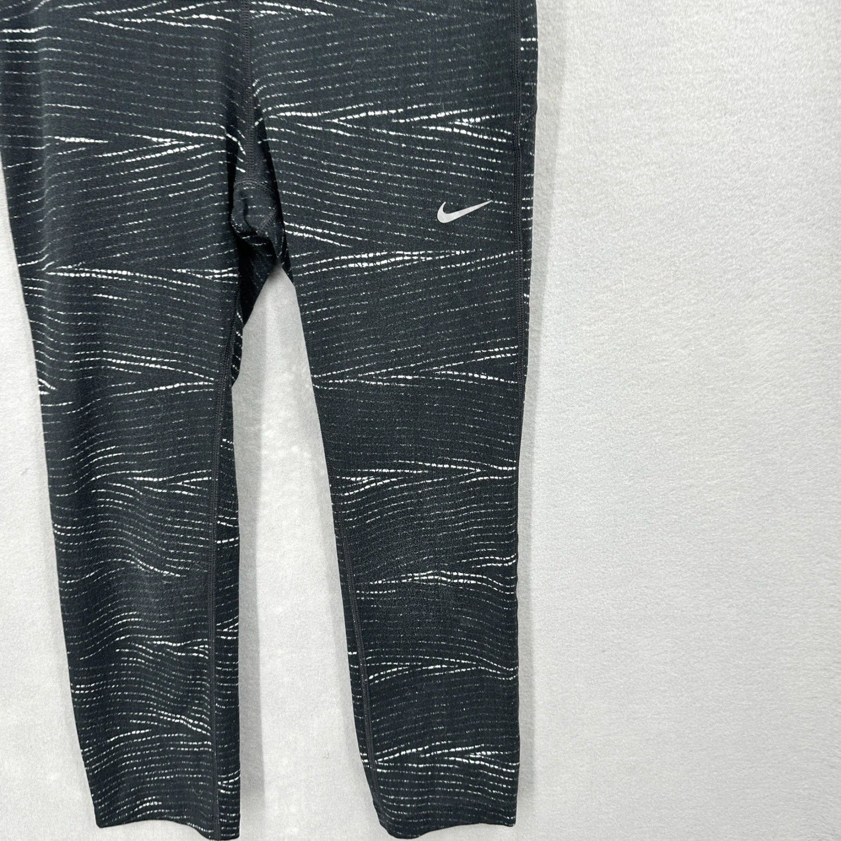 Nike Nike Womens Pants S Cropped Training Straight Capri Black Polyester Blend Spandex Dri-FIT Athleisure Cropped Nike Dri-FIT Womens Pants 2020s Size 28" / US 6 / IT 42 - 2 Thumbnail
