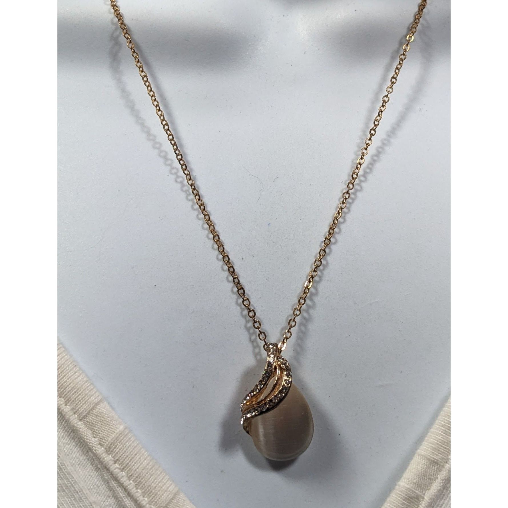 Other Elegant White Cateye Teardrop Pendant Necklace Size ONE SIZE - 5 Thumbnail
