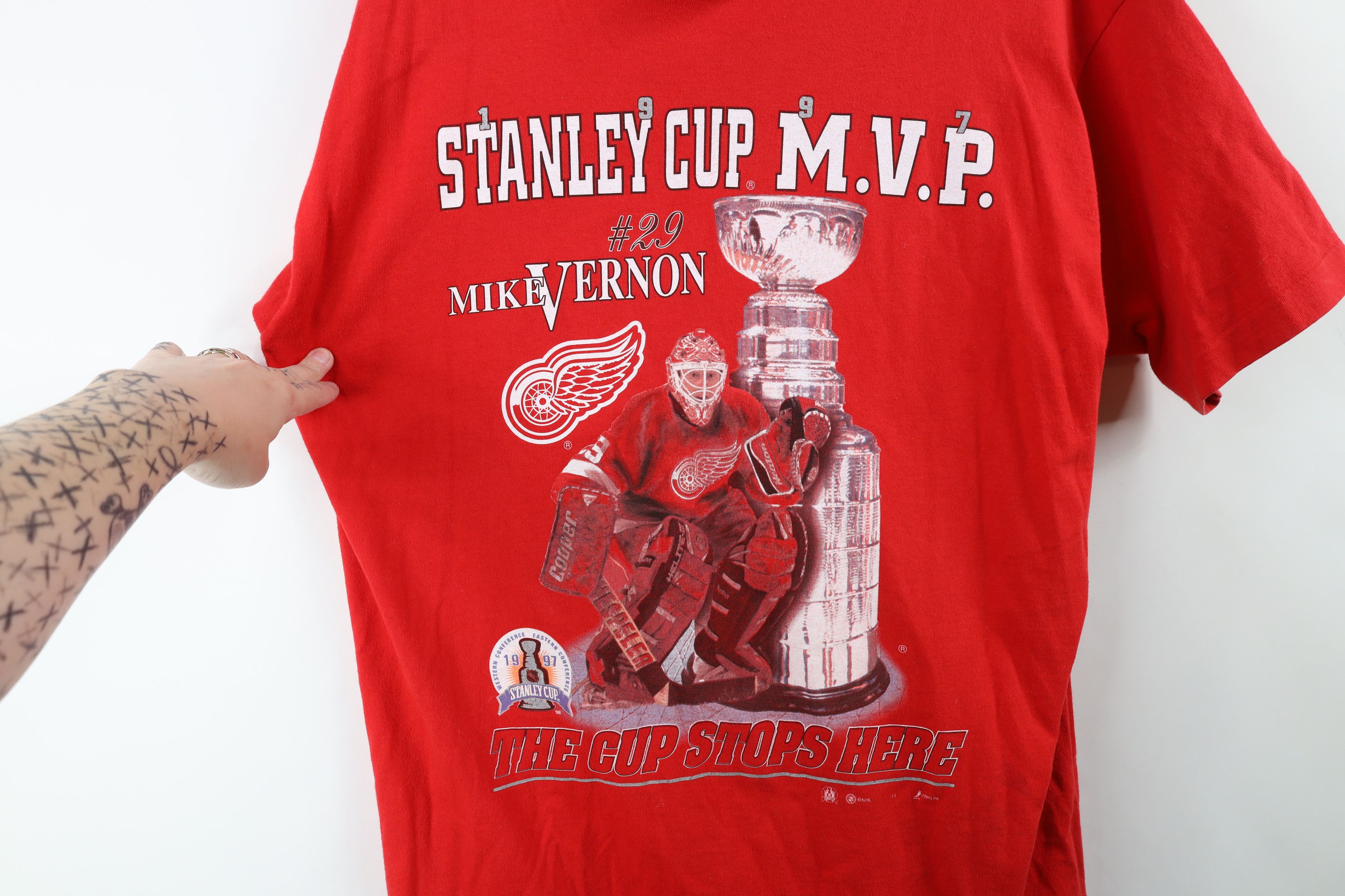 Vintage Vintage 90s Cup Champs Mike Vernon Detroit Red Wings T-Shirt Size US XL / EU 56 / 4 - 4 Thumbnail