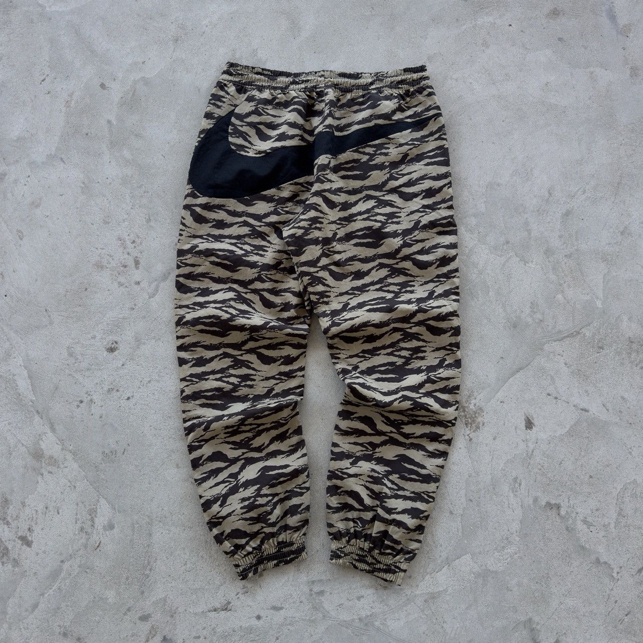 Nike Nike Tiger Camo Track Pants Big Logo Swoosh Back Size US 32 / EU 48 - 1 Thumbnail