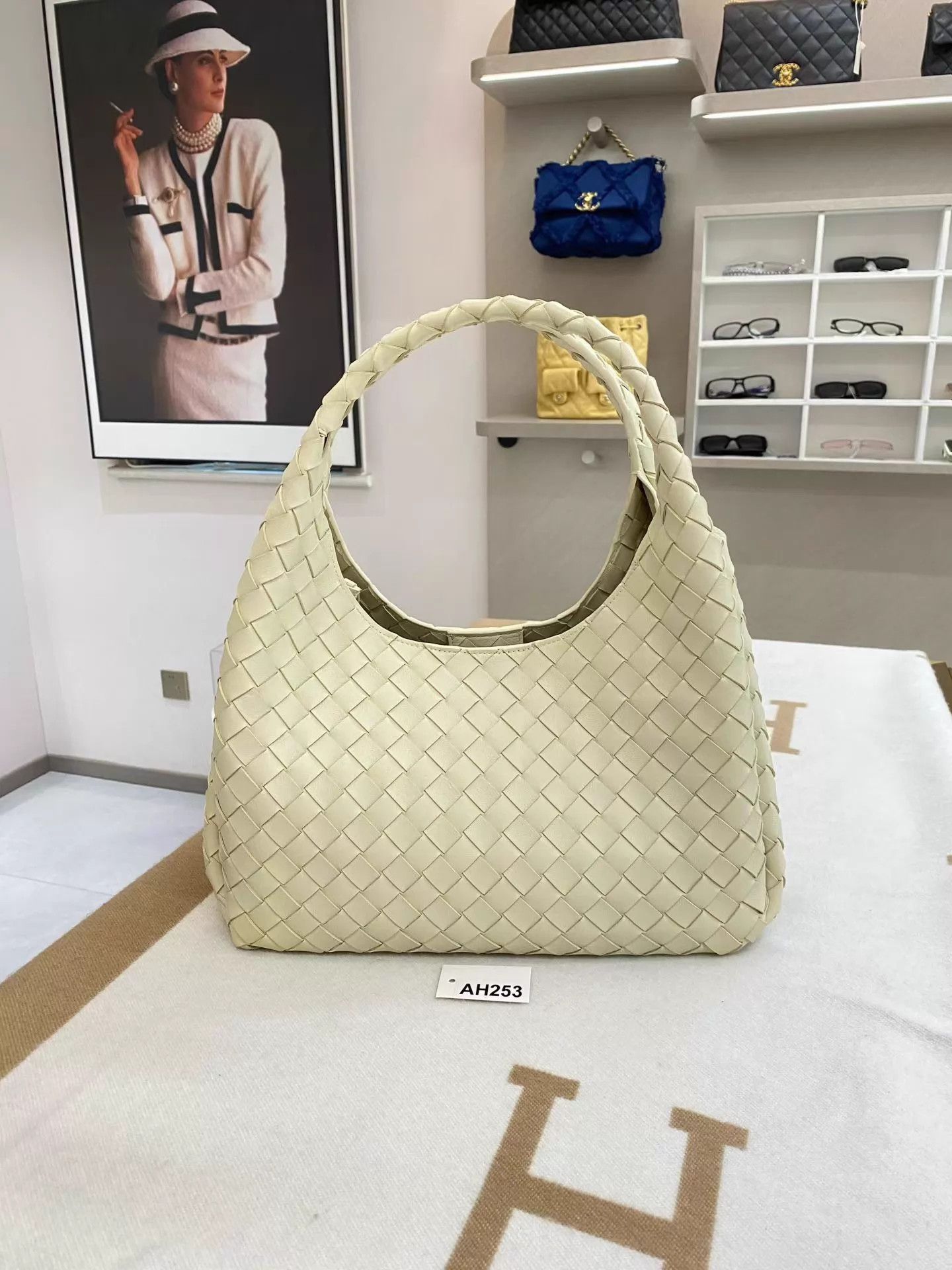 Bottega Veneta BV Woven Hobo Bag Ivory 33x20x19 Like New AH253 Size ONE SIZE - 4 Thumbnail