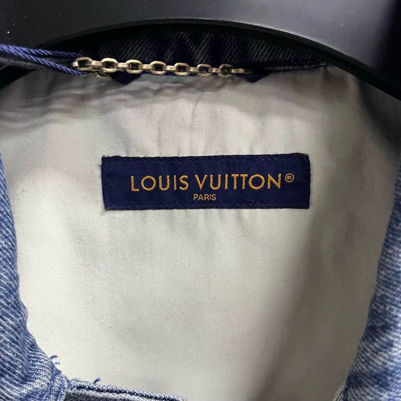 Louis Vuitton louis vuitton Blue Brand Logo Embossed Single Breasted Sho Size US M / EU 48-50 / 2 - 2 Thumbnail