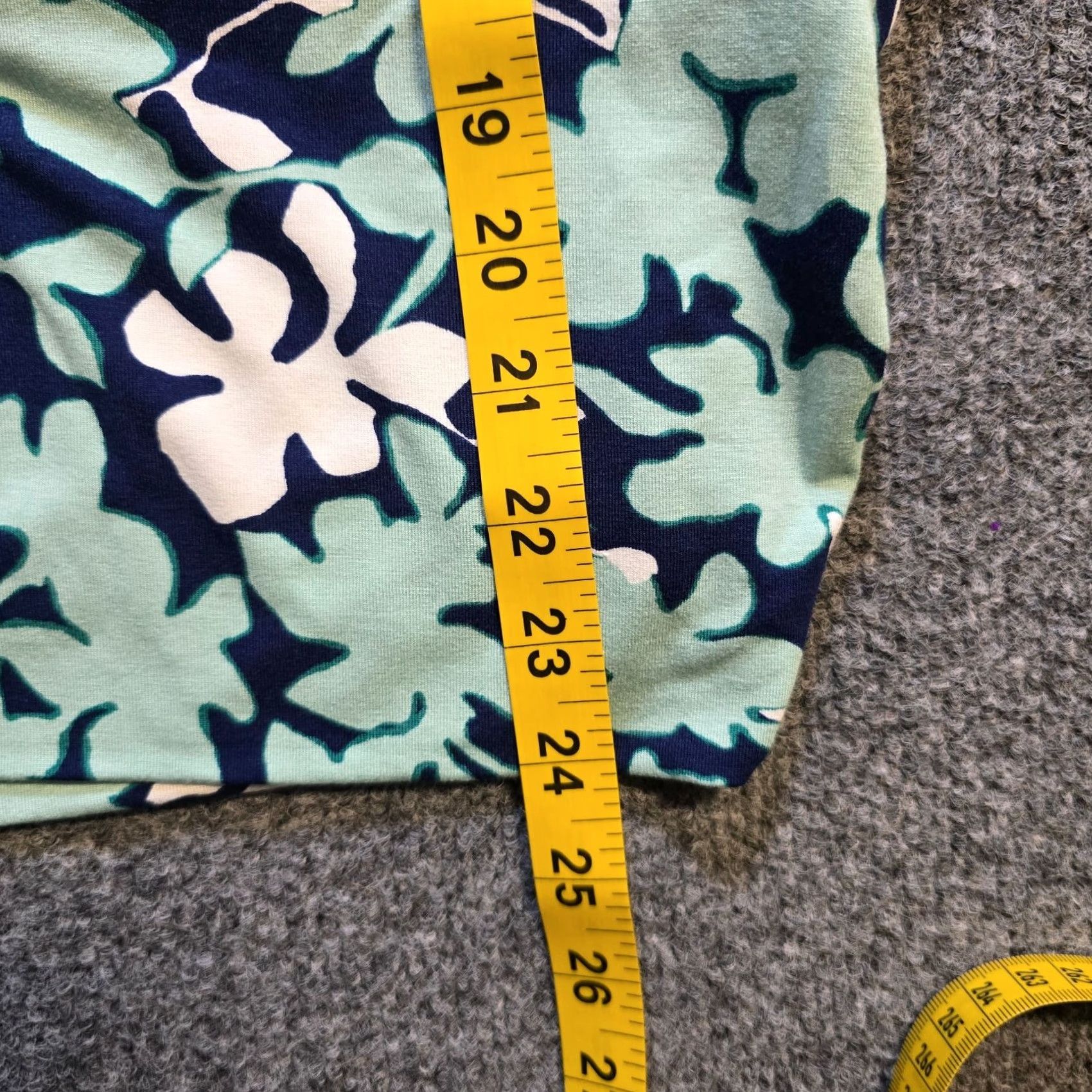 Vintage Chico's Top Blouse Womens Small Blue Floral Short Sleeve Boat Neck Casual Shirt Pullover Stretch Jersey Rayon Spandex Size S / US 4 / IT 40 - 7 Thumbnail