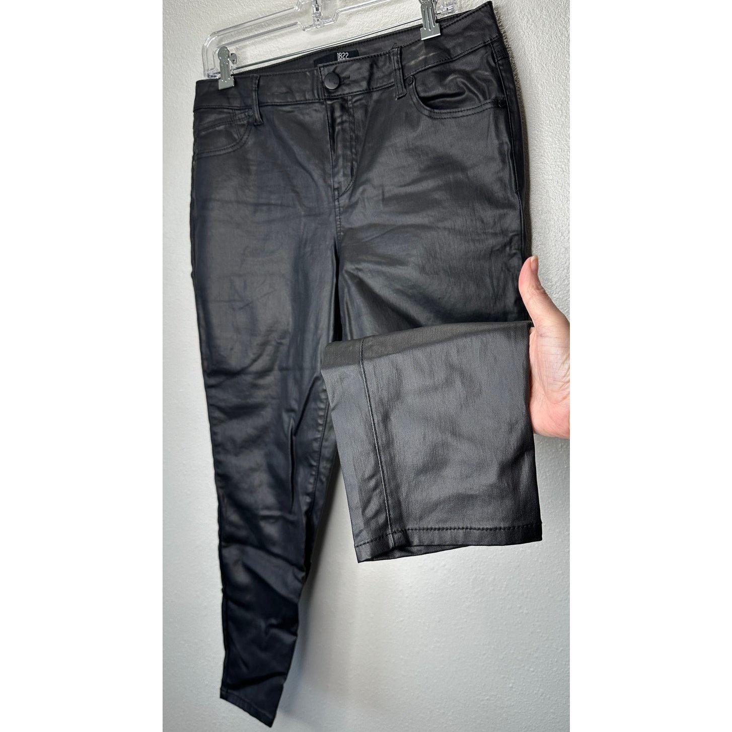 Other 1822 Denim Black Shimmer Leatherette Skinny Pant 30 P / 10 P Size 32" / US 10 / IT 46 - 1 Thumbnail