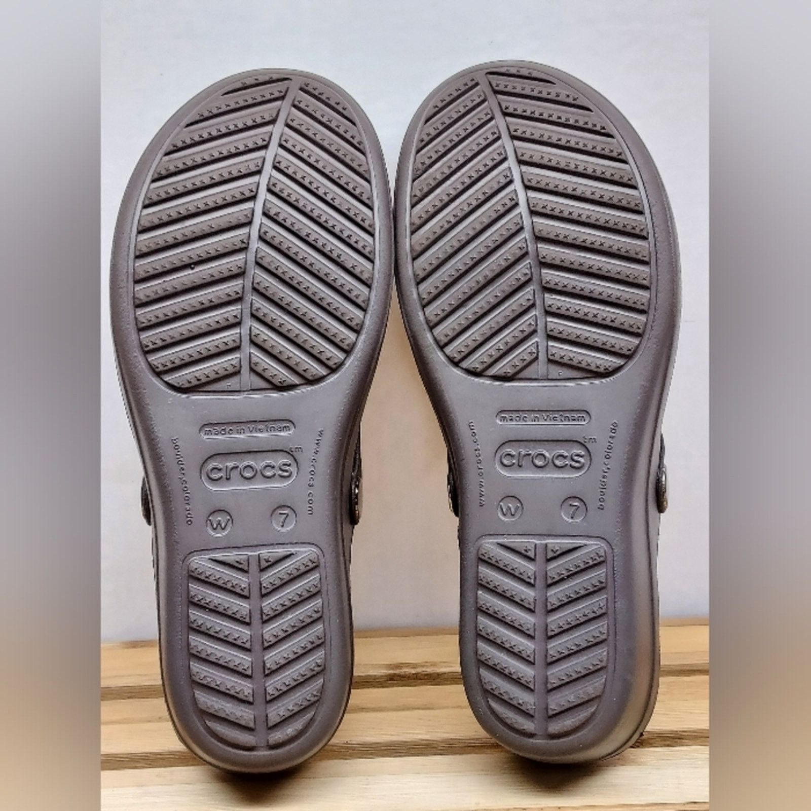 Crocs Crocs Womens Brown/Gold Sanrah Wedge Sandals Size 7 Size US 7 / IT 37 - 3 Thumbnail