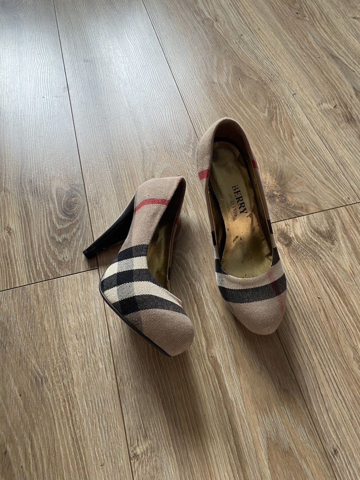 Burberry Vintage burberry heels Size US 7 / IT 37 - 1 Thumbnail