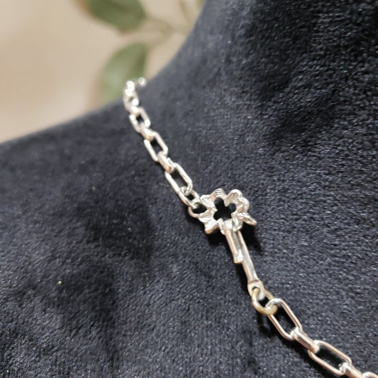 Other Vintage Women Silver Tone Curved Textured Leaf Link Necklace Size ONE SIZE - 6 Thumbnail