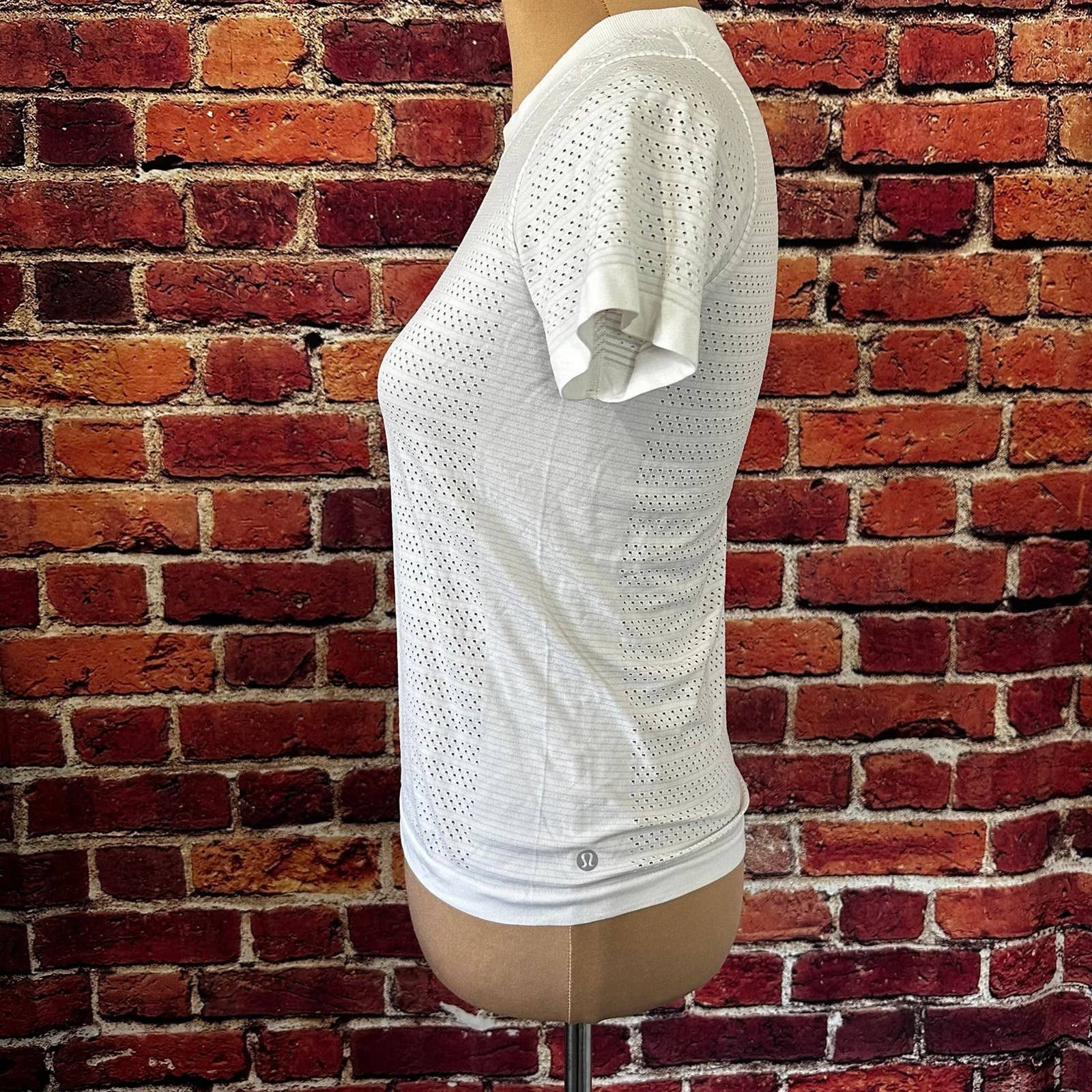 Lululemon Lululemon White womens tee Size S / US 4 / IT 40 - 2 Thumbnail