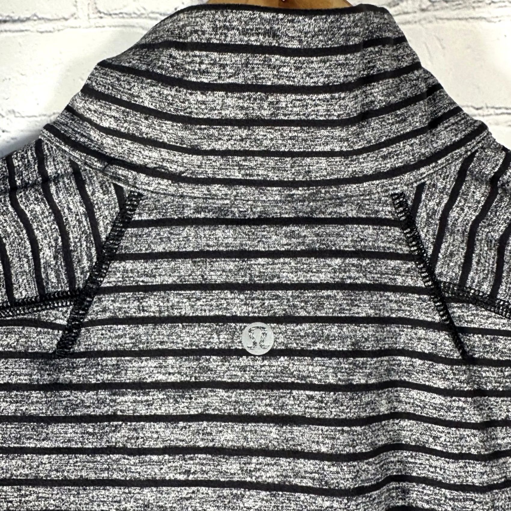 Lululemon Lululemon Mens Surge Warm Zip Pullover Grey Black Striped Size M Size US M / EU 48-50 / 2 - 4 Thumbnail