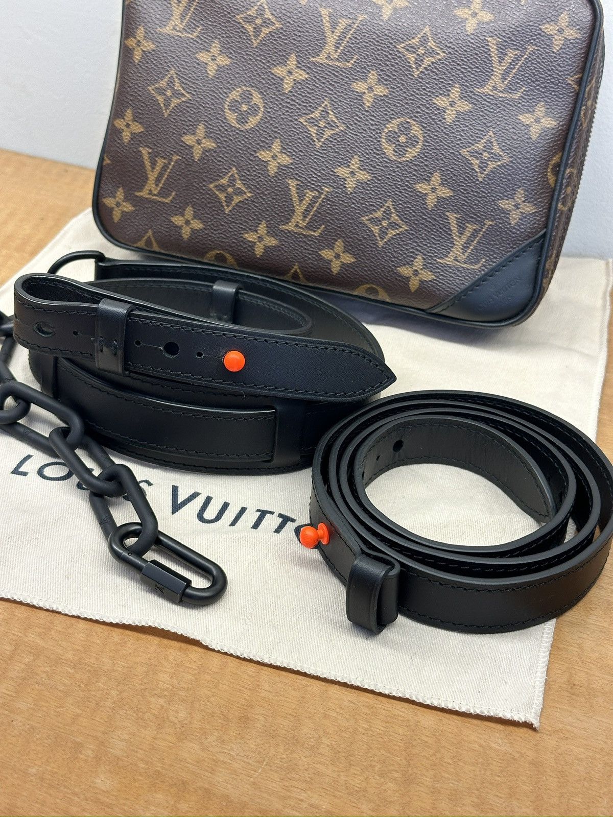 Louis Vuitton Louis Vuitton Utility Front Bag Size ONE SIZE - 8 Thumbnail