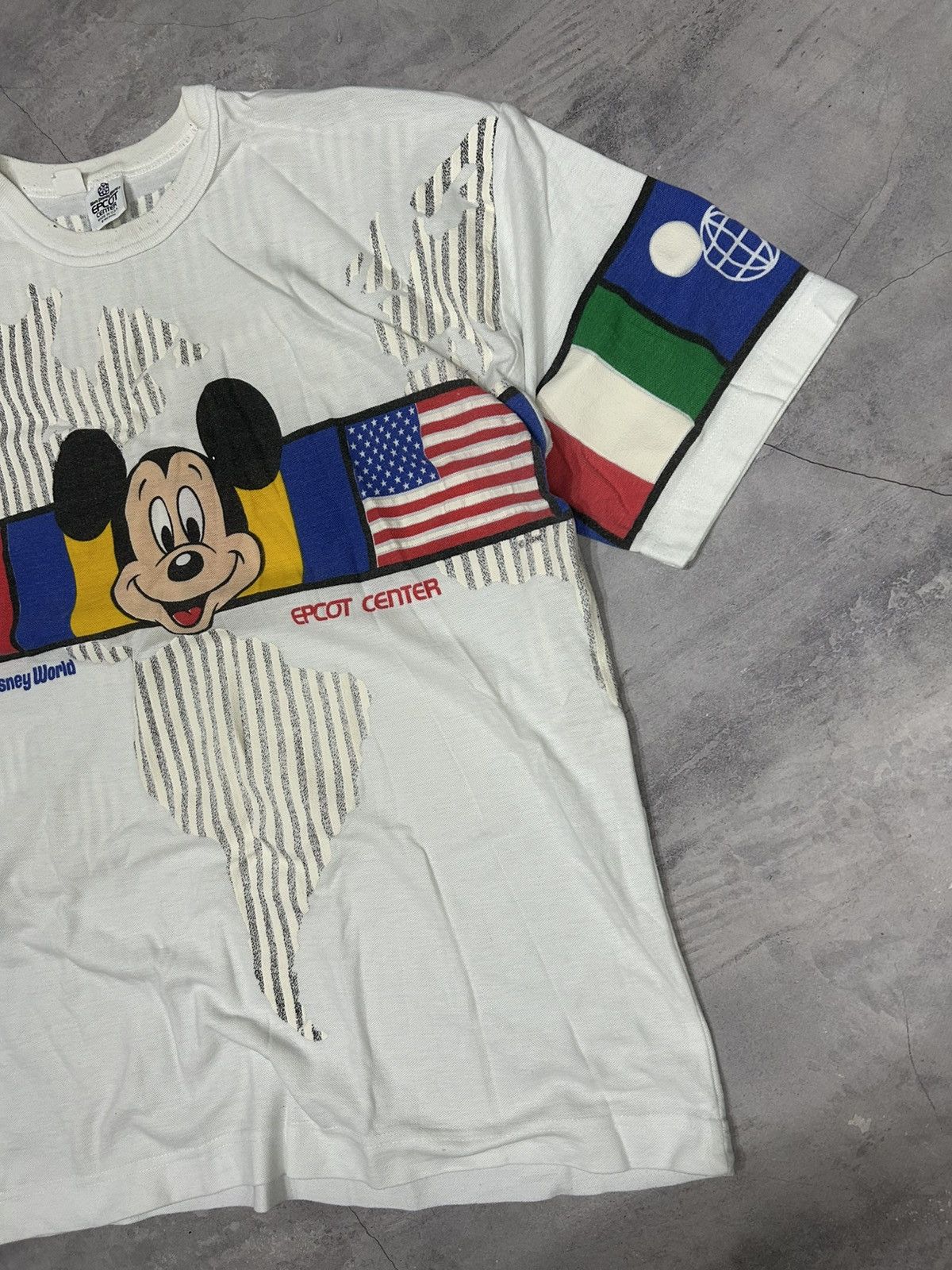 Disney Vintage 1982 Walt Disney World Epcot Center Flag T-shirt Size US XL / EU 56 / 4 - 3 Thumbnail