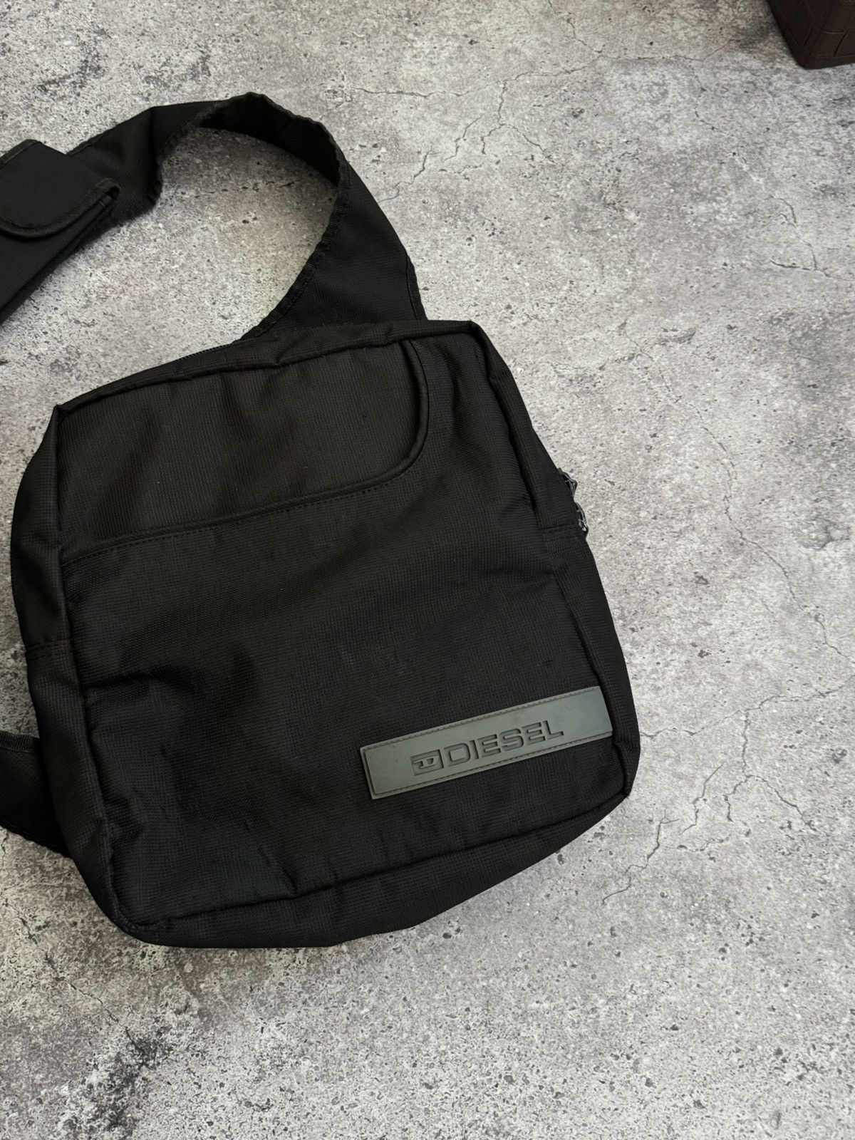 Diesel × Vintage Vintage Diesel Y2K distressed crossbody sling bag Size ONE SIZE - 5 Thumbnail