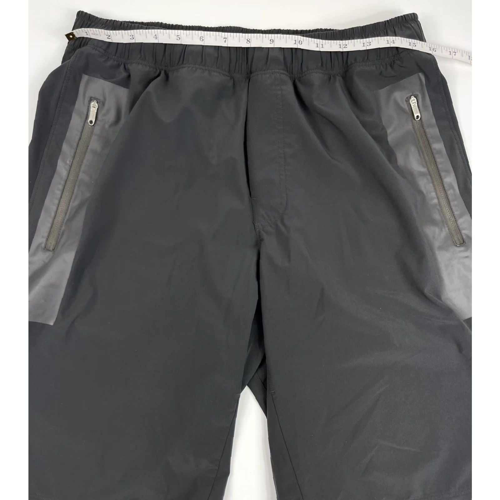 Lululemon LULULEMON Mens Shorts Size 36 Gray Stretch Gym Casual Zip Pockets Regular Fit Size US 36 / EU 52 - 3 Thumbnail