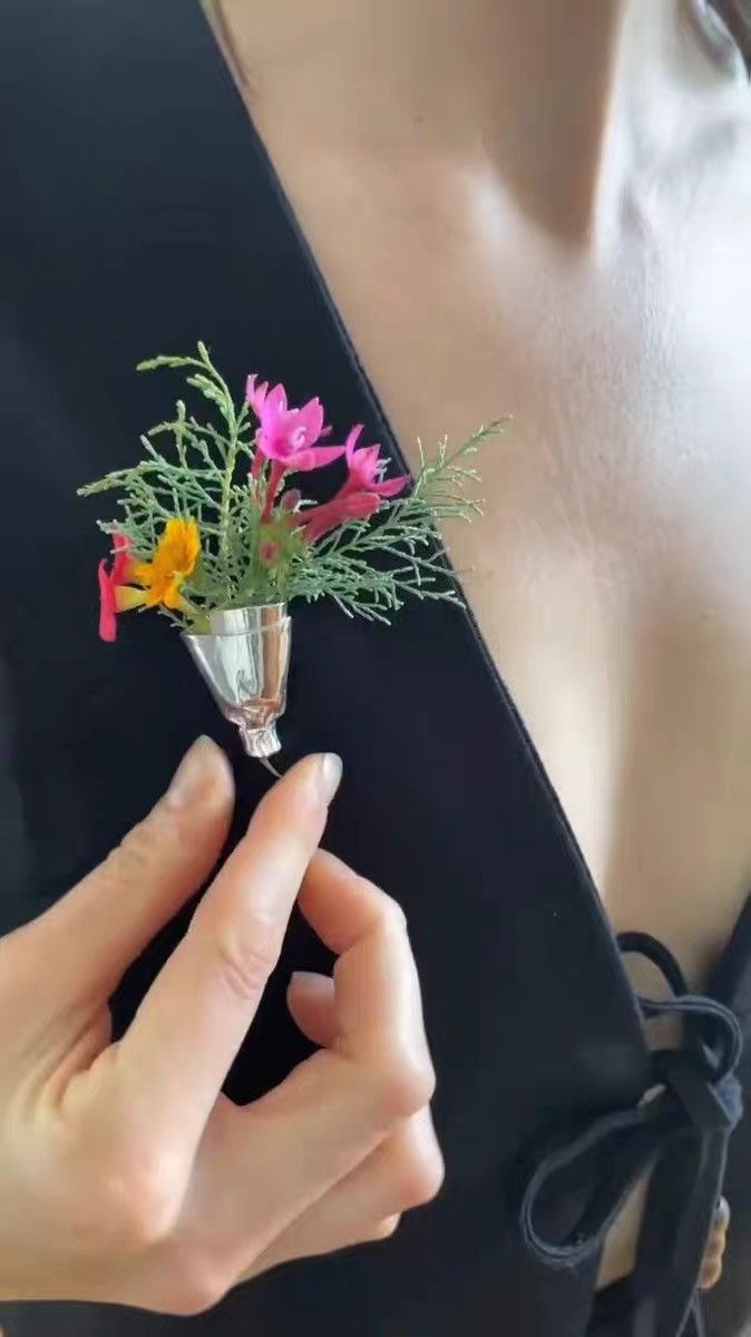 Other Secret Bloom Holder Pin Size ONE SIZE - 1 Thumbnail