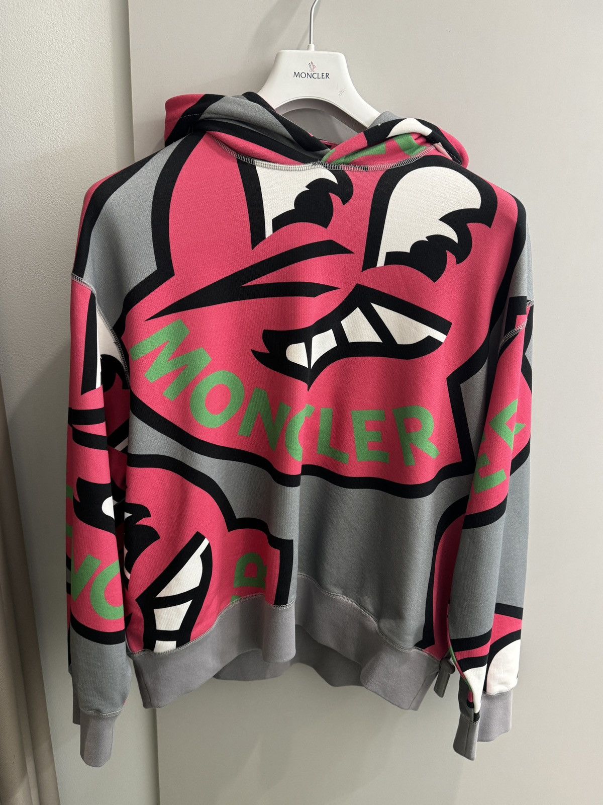 moncler logo size