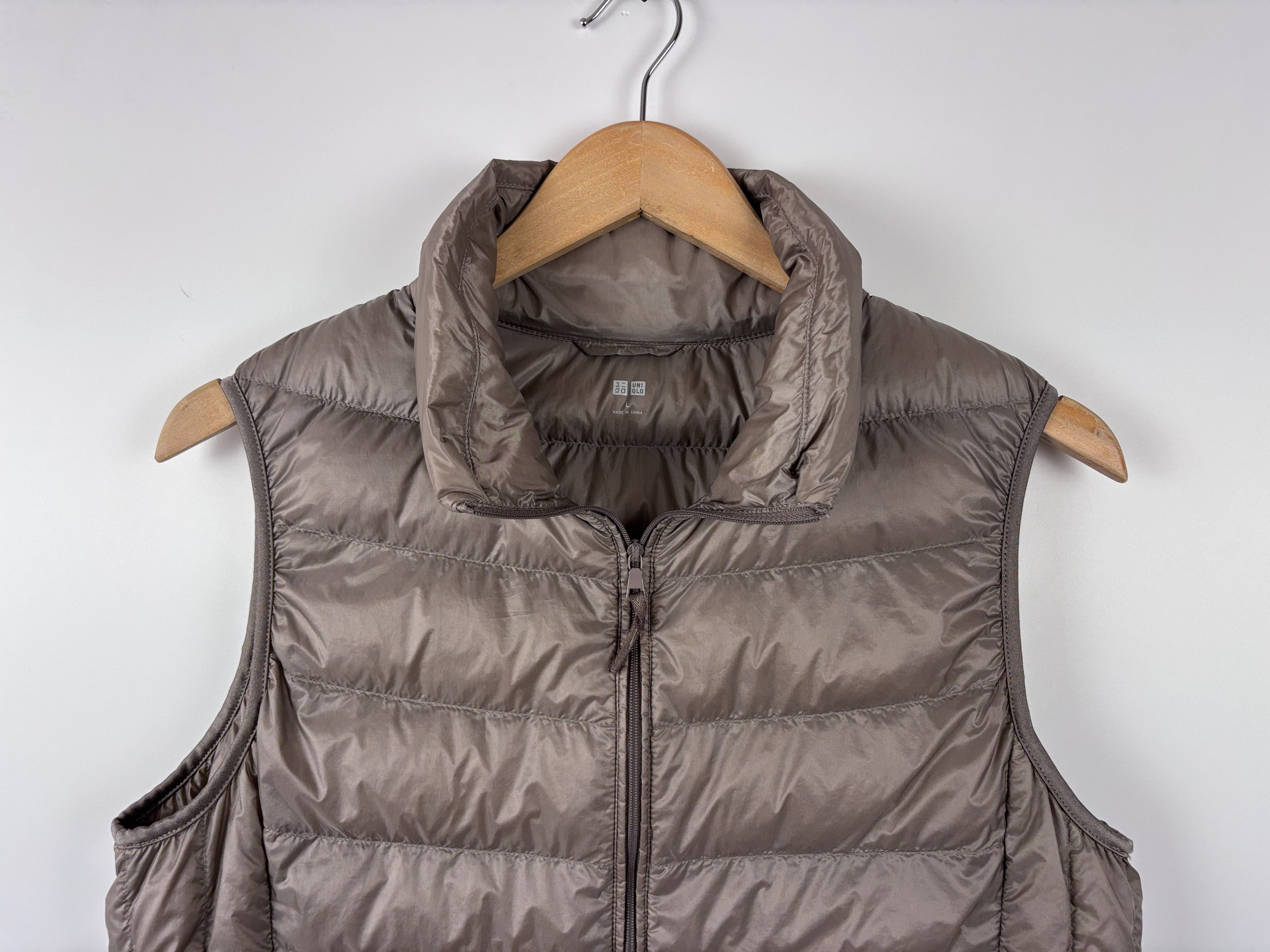 Uniqlo Uniqlo Lightweight Puffer Down Vest Brown Beige Size L Size L / US 10 / IT 46 - 2 Thumbnail
