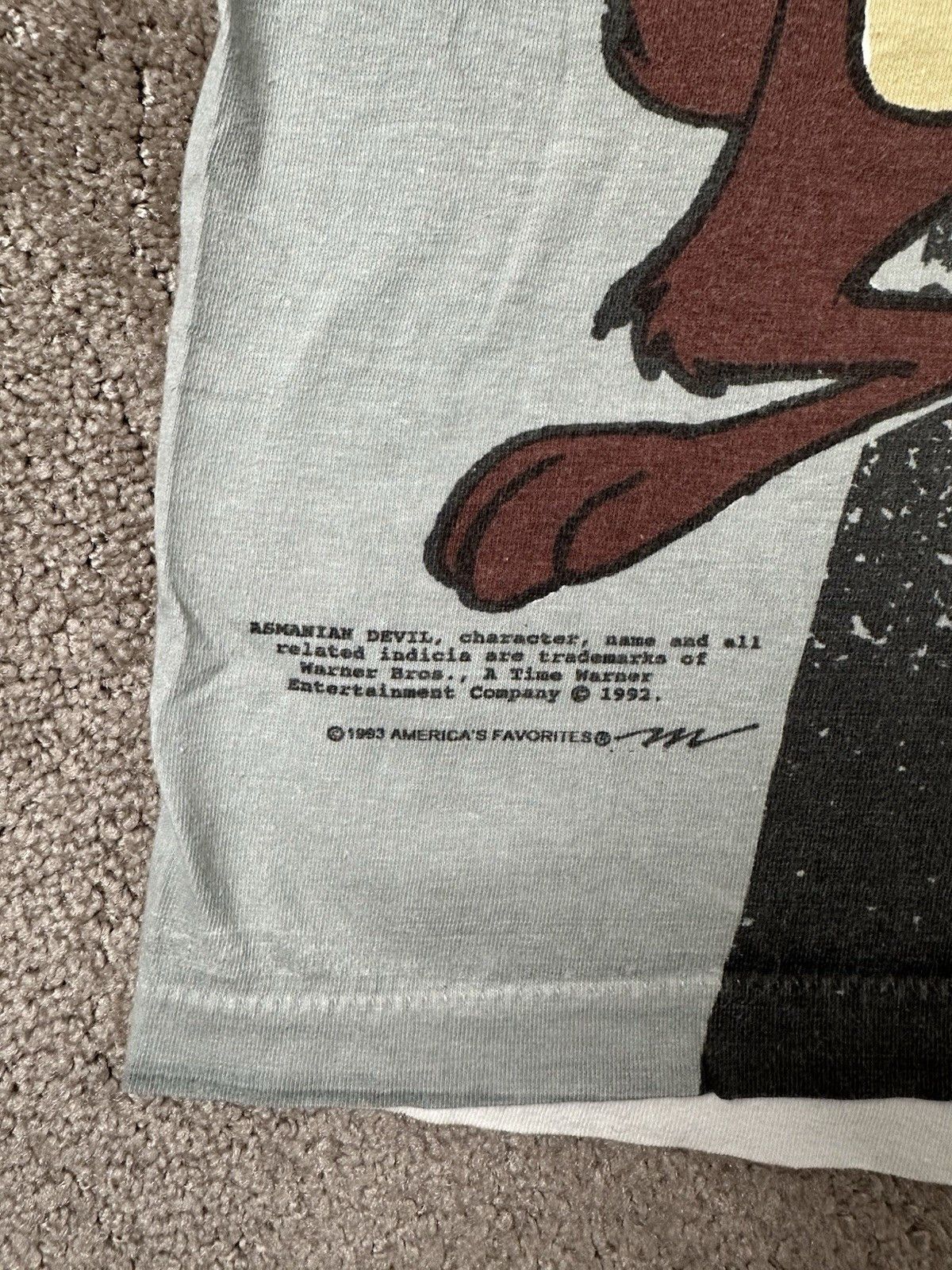 Warner Bros Vintage 1993 Taz Quarterback Football All Over Graphic, Sz L Size US L / EU 52-54 / 3 - 3 Thumbnail