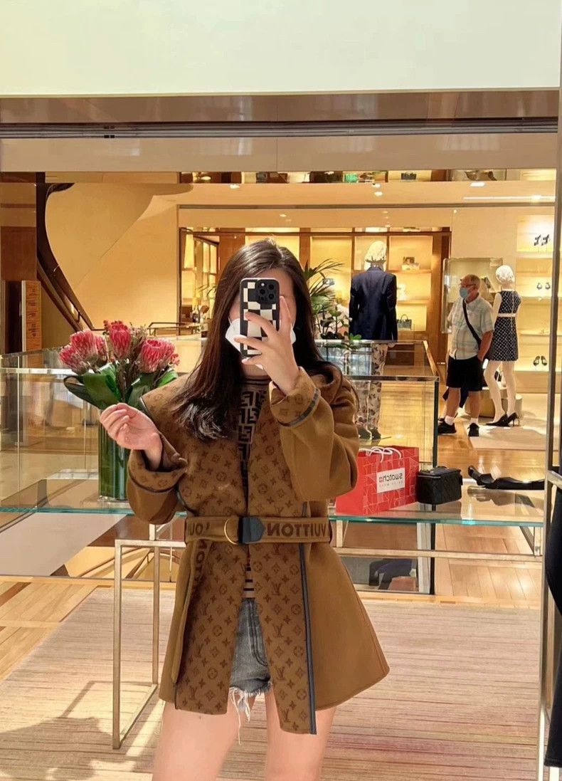 Louis Vuitton Louis Vuitton Solid Logo lace-up coat 2504-Nextarrow Size XS / US 0-2 / IT 36-38 - 7 Thumbnail