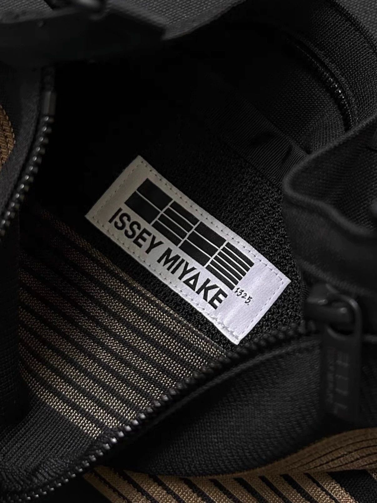 Issey Miyake ISSEY MIYAKE 132 5. Striped Textured Mini Crossbody Bag Size ONE SIZE - 4 Thumbnail
