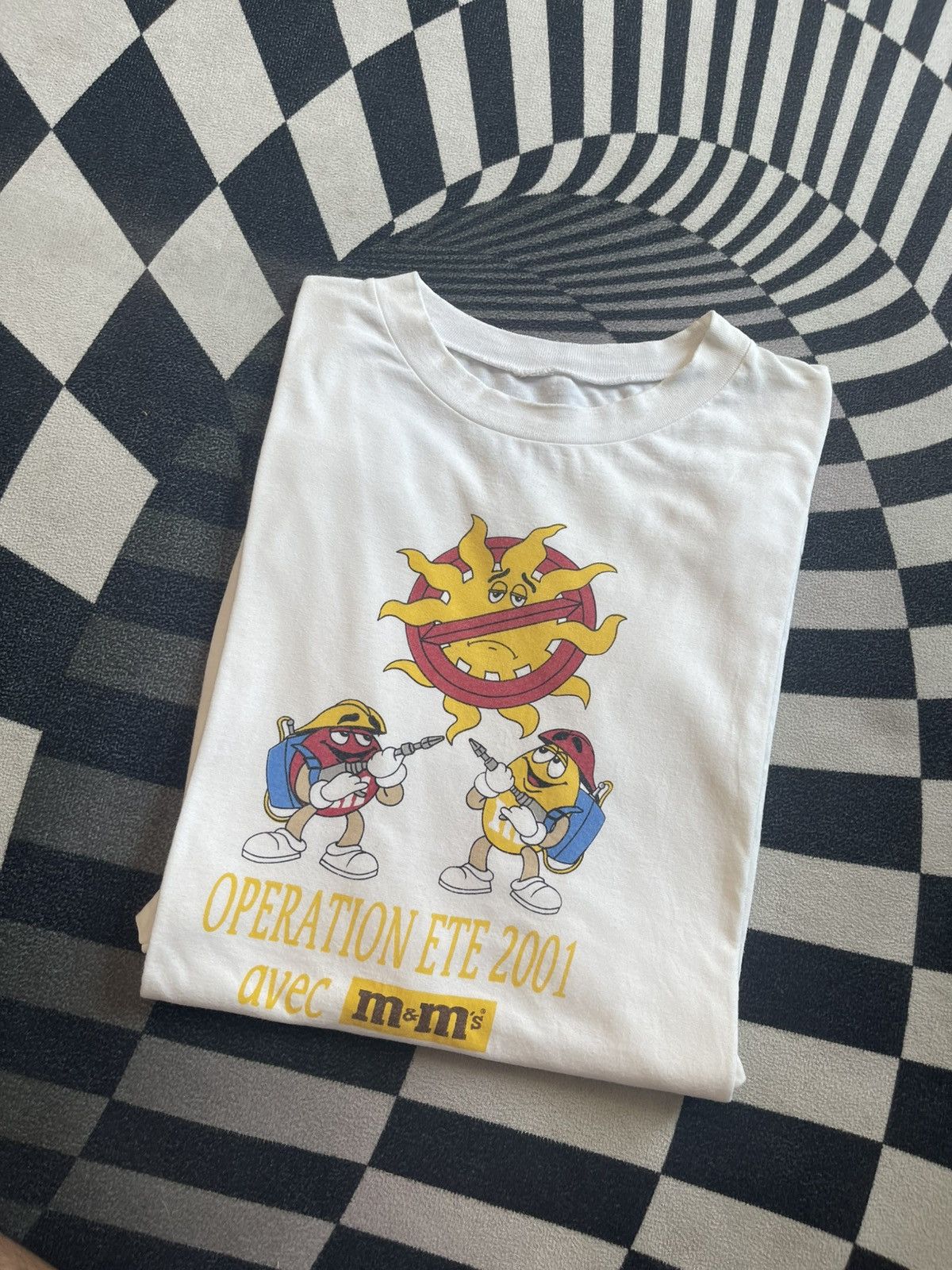 Vintage Vintage 2001 M&M's 'Operation Ete' Summer French Promo Tee Size US XL / EU 56 / 4 - 1 Thumbnail