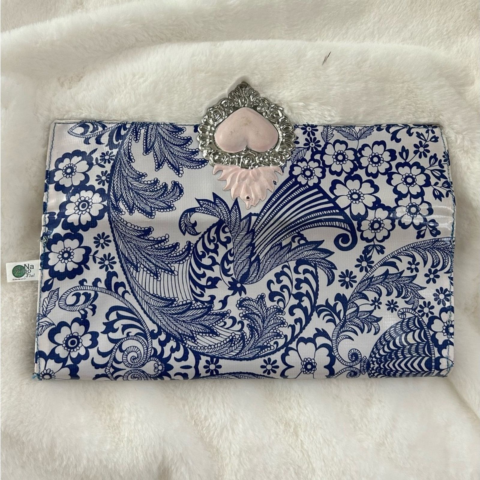 & Other Stories Women’s blue and white vinyl clutch with pink tin heart Size ONE SIZE - 2 Thumbnail
