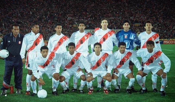 Umbro Vintage 1996/97 Peru Home Shirt Size US XL / EU 56 / 4 - 11 Thumbnail