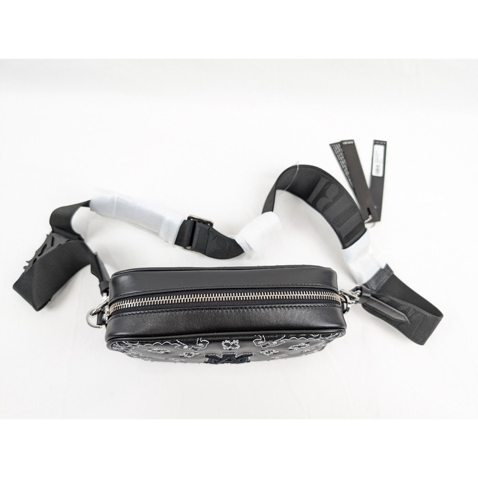 Amiri o1rshd1 Size: OS / Bandana Camera Case in Black Size ONE SIZE - 6 Thumbnail