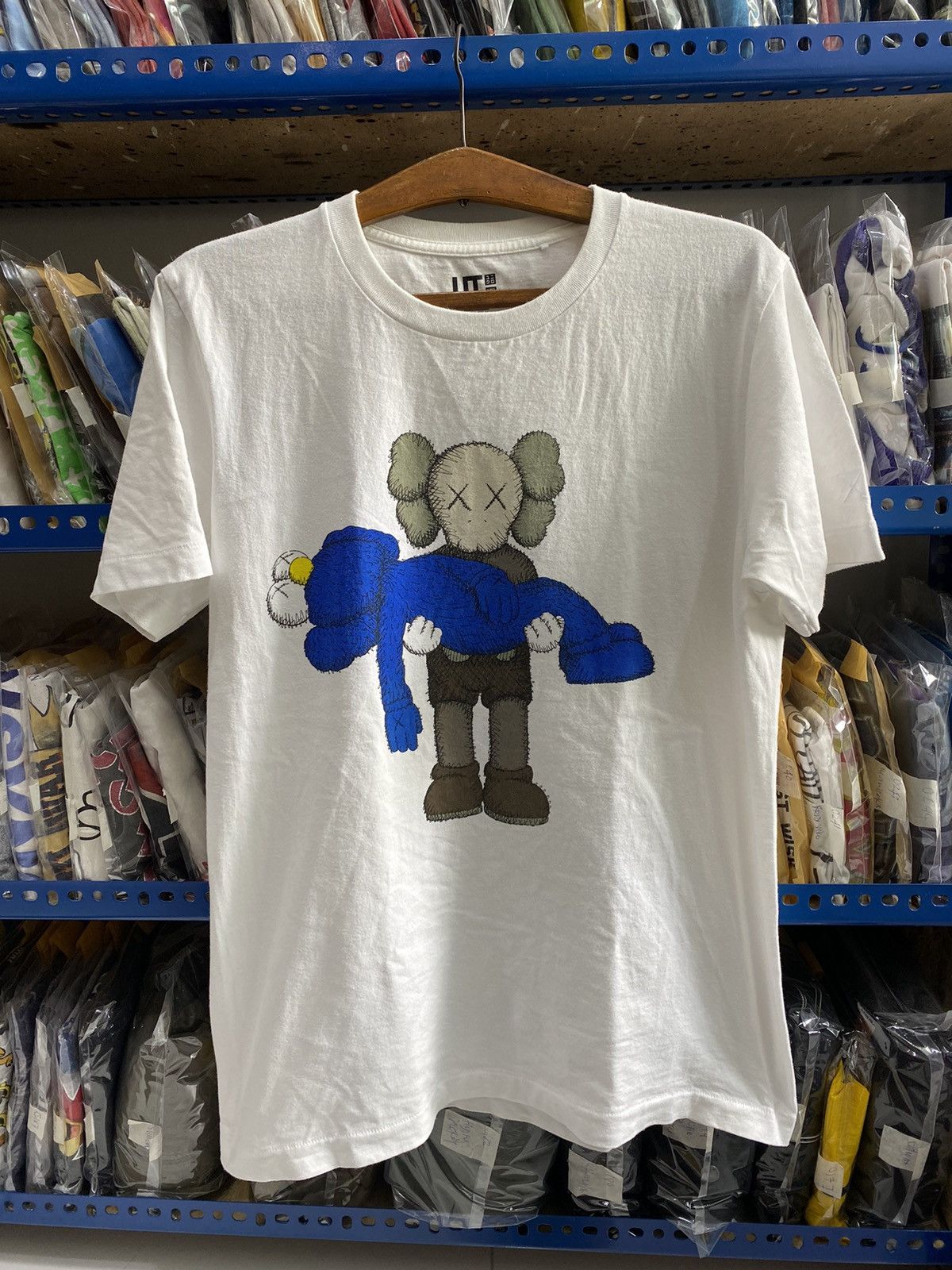 Kaws × Uniqlo KAWS X UNIQLO TSHIRT Size US M / EU 48-50 / 2 - 1 Thumbnail