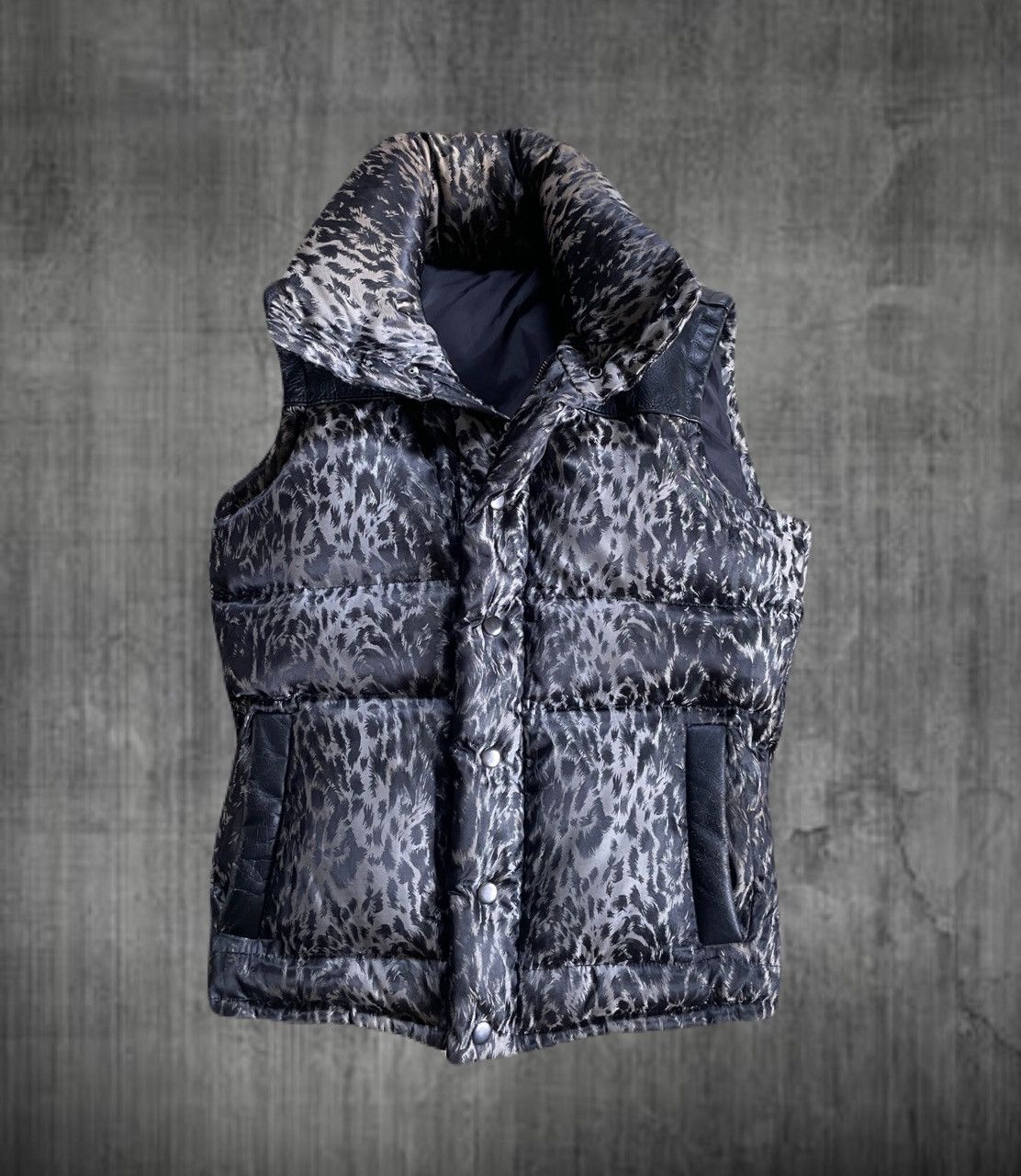 If Six Was Nine 2000s NO.ID Japanese archive Leopard Puffer Leather Vest Size US S / EU 44-46 / 1 - 1 Thumbnail