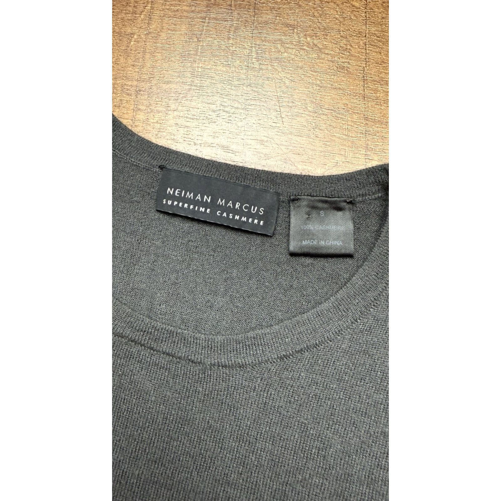 Neiman Marcus VINTAGE Neiman Marcus Mens Small Gray Superfine Cashmere V Neck Lightweight Sweater Size US S / EU 44-46 / 1 - 3 Thumbnail