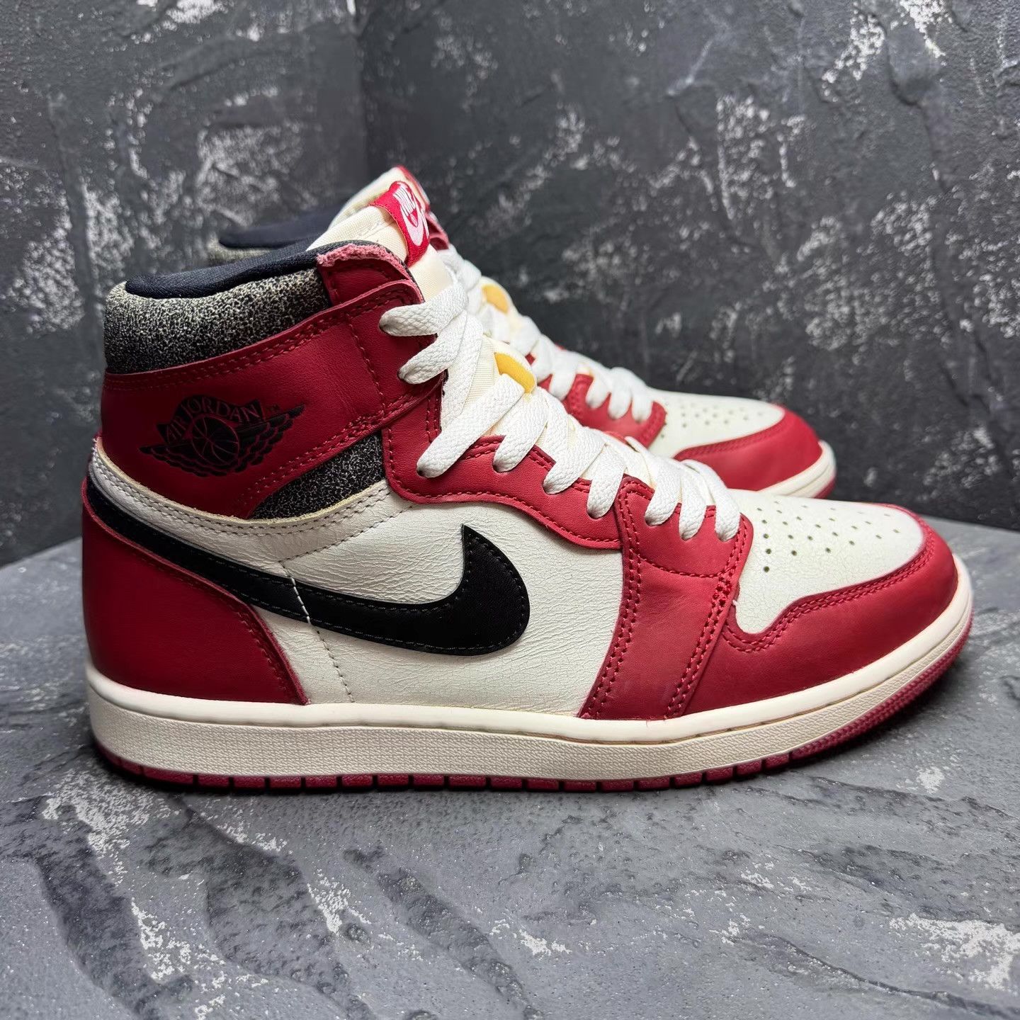 Nike Air Jordan 1 Chicago White Red Vintage & Oxidized Q10 Size US 9.5 / EU 42-43 - 6 Thumbnail