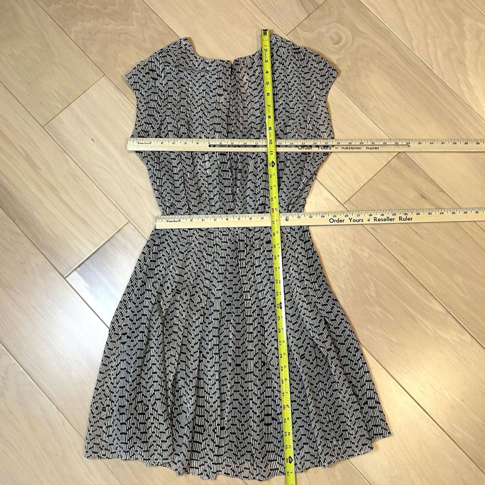 Reiss Reiss Marcy Bead Print Flippy Dress Women’s USA 2 Black Multicolor Short Sleeve V-Neck Zip Mini Dress Womens USA 2 Reiss Bead Print Flippy Dress Size XS / US 0-2 / IT 36-38 - 5 Thumbnail