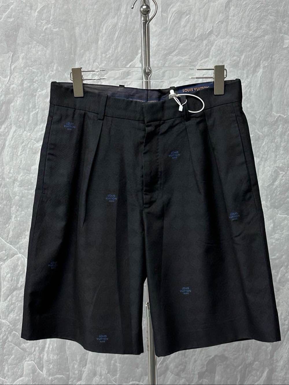 Louis Vuitton Louis Vuitton Logo Embroidered Shorts Size 32 Size US 40 / EU 56 - 1 Thumbnail