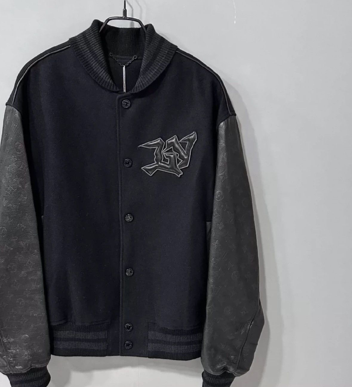 Louis Vuitton LOUIS VUITTON Black embroidered jacket2412-Nextarrow Size US M / EU 48-50 / 2 - 3 Thumbnail