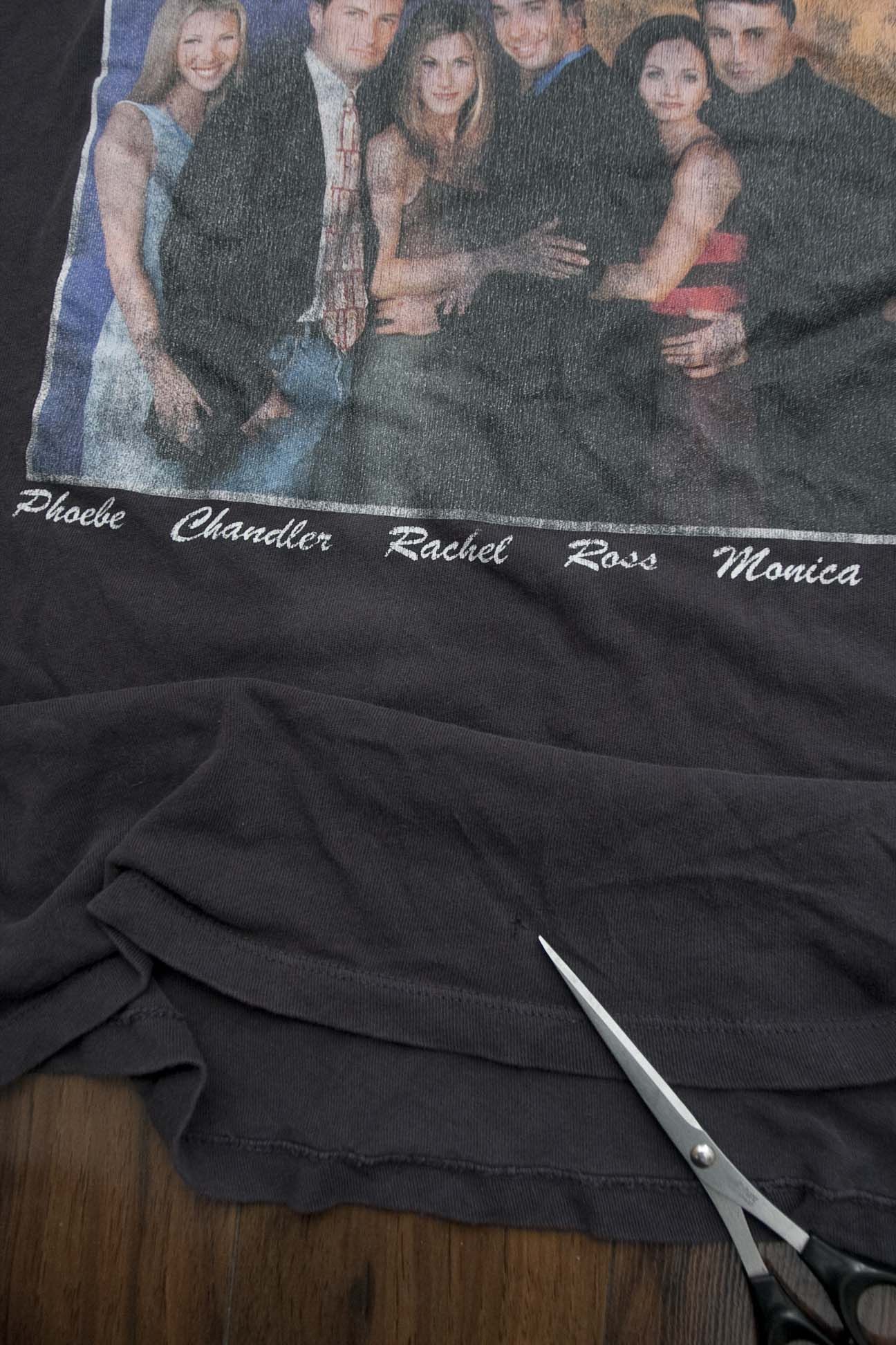 H&M Friends Tv Show H&M T Shirt Women Size L Fading Distressed Size L / US 10 / IT 46 - 3 Thumbnail