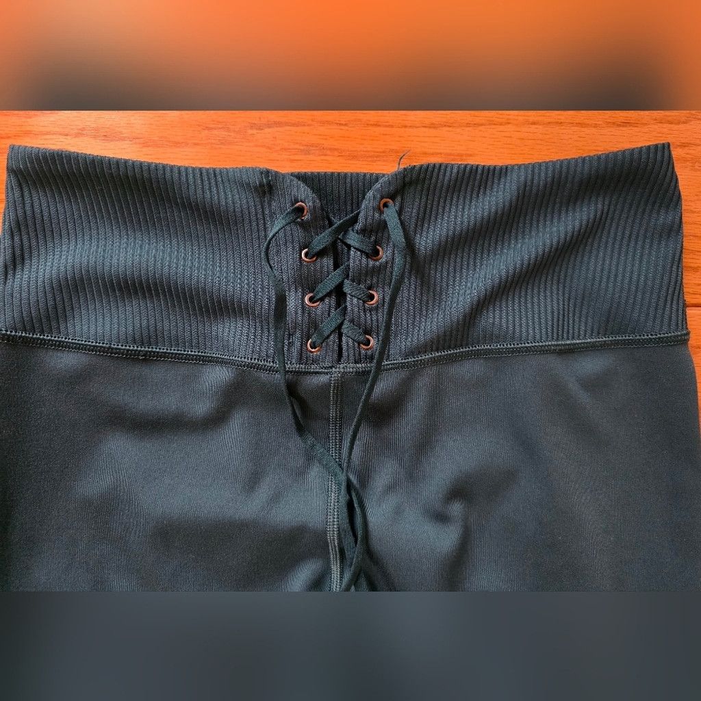 Victoria's Secret Victoria's Secret On Point Flow Leggings Size 27" / US 4 / IT 40 - 2 Thumbnail