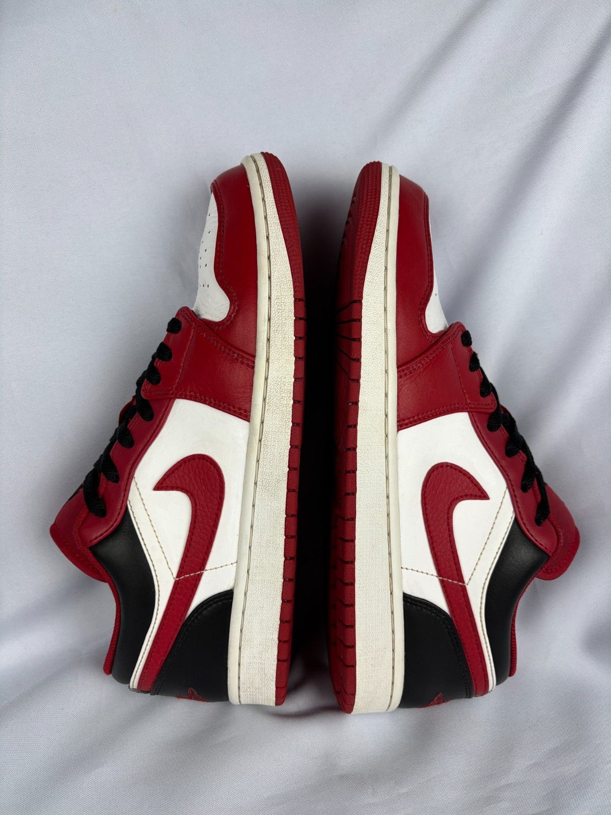 Jordan Brand Nike Air Jordan 1 Low Bulls Reverse Sneakers US 10 EU 44 Size US 10 / EU 43 - 9 Thumbnail