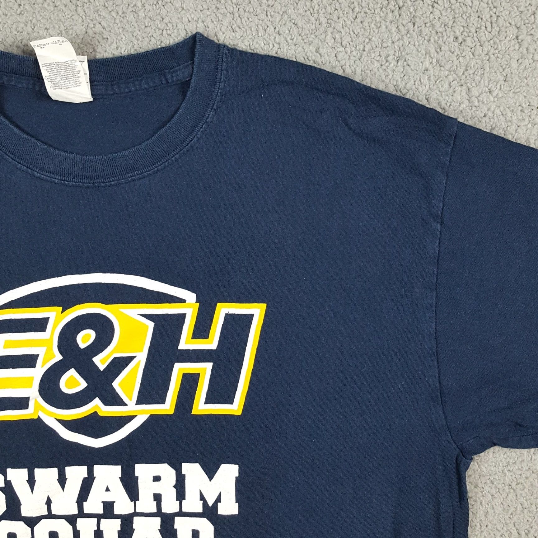 Gildan VINTAGE Gildan Emory & Henry Swarm Squad College T-Shirt Men's Large Blue Solid 00s Retro School Sports Size US L / EU 52-54 / 3 - 4 Thumbnail