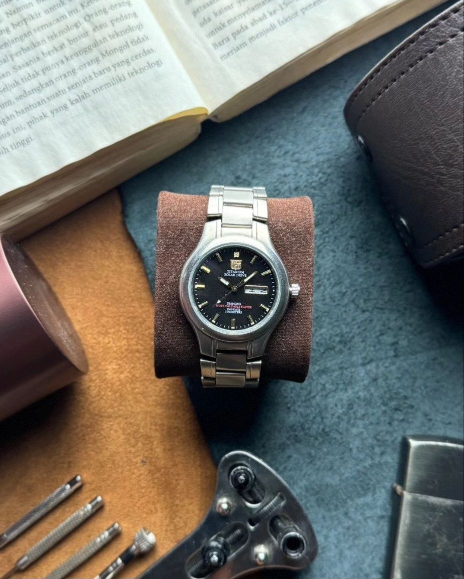 Elgin National Watch Company Vintage Elgin USA Black Dial Solar Power Size ONE SIZE - 1 Thumbnail