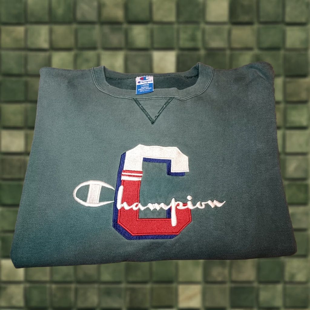 Champion VINTAGE Champion Embroidered Crewneck Spellout Large Green Sweatshirt Faded Sweatshirt 26 in wide 26 in long Mens Size US L / EU 52-54 / 3 - 1 Thumbnail