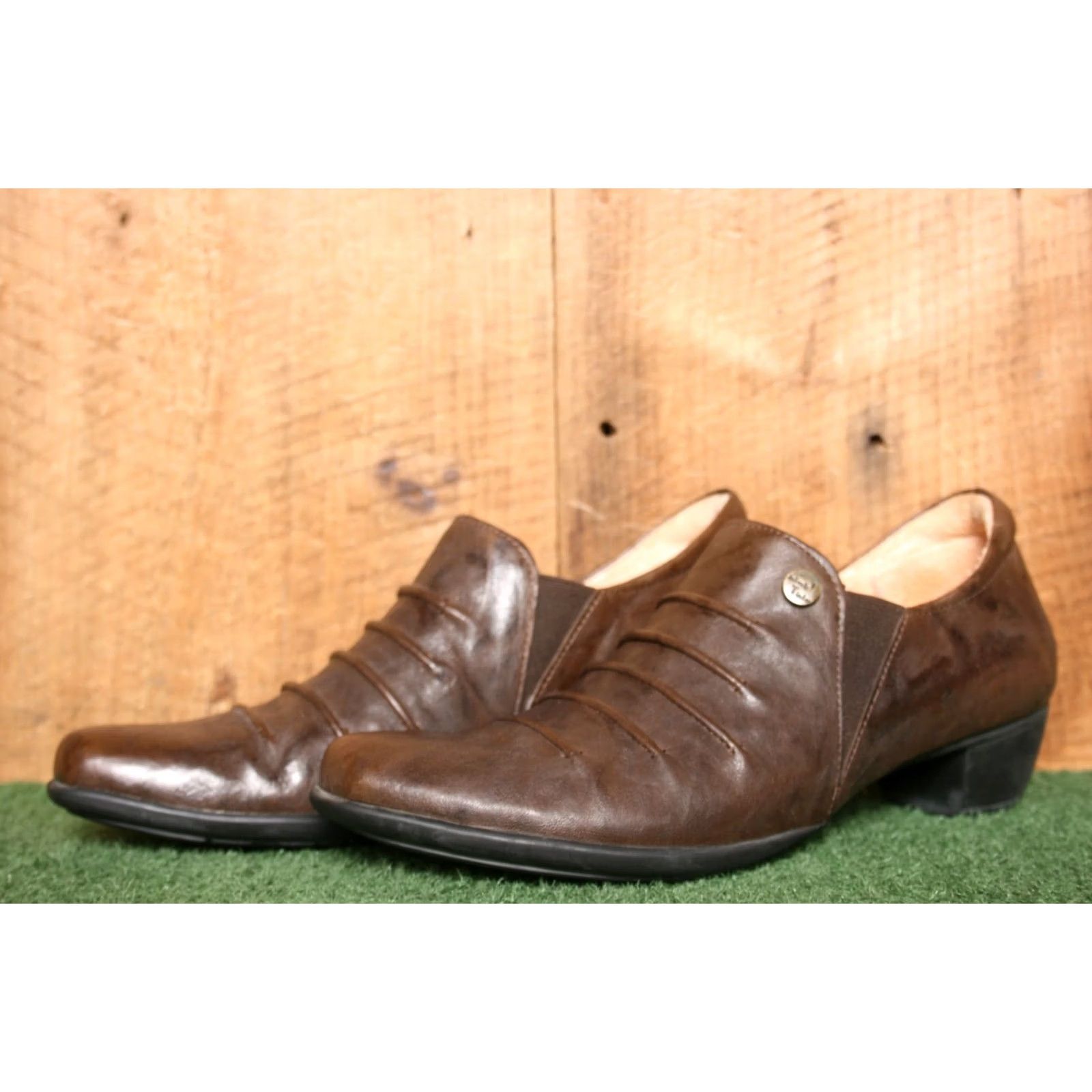 Vintage THINK! Brown Leather Pleated Dual Gore Slip-On Loafer EUR 38 | US 7.5-8 Womens Shoes Size US 7.5 / IT 37.5 - 2 Thumbnail