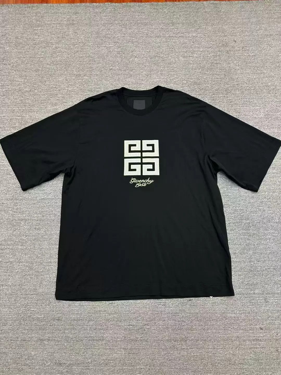 Givenchy Givenchy new embroidered short-sleeve XL Size US L / EU 52-54 / 3 - 1 Thumbnail
