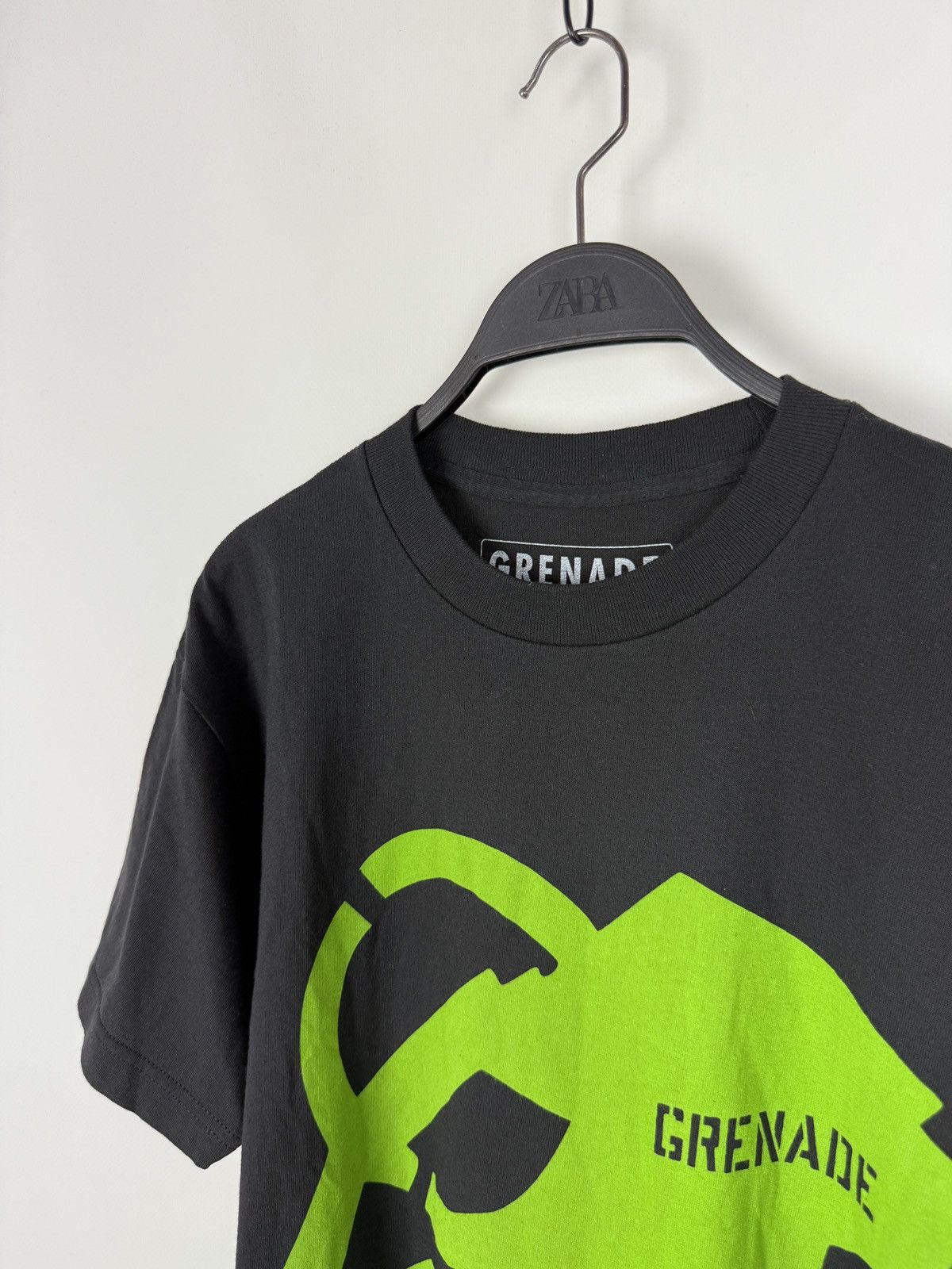 Grenade Y2K Vintage Grenade Gloves Over Printed Graphic T-Shirt Size US M / EU 48-50 / 2 - 2 Thumbnail