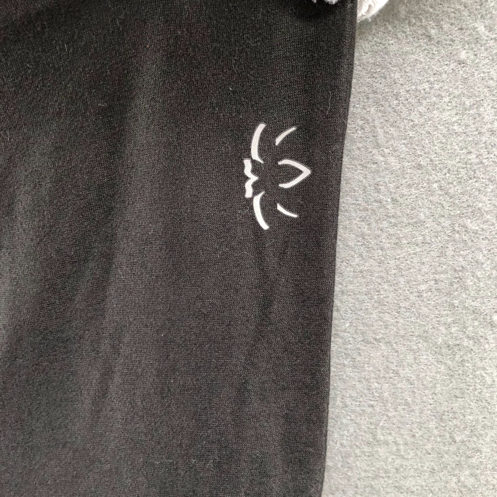 Beyond Yoga NWT Beyond Yoga Infinity Scarf Zip Pocket Black One Size Womens Running Scarf Size ONE SIZE - 2 Thumbnail