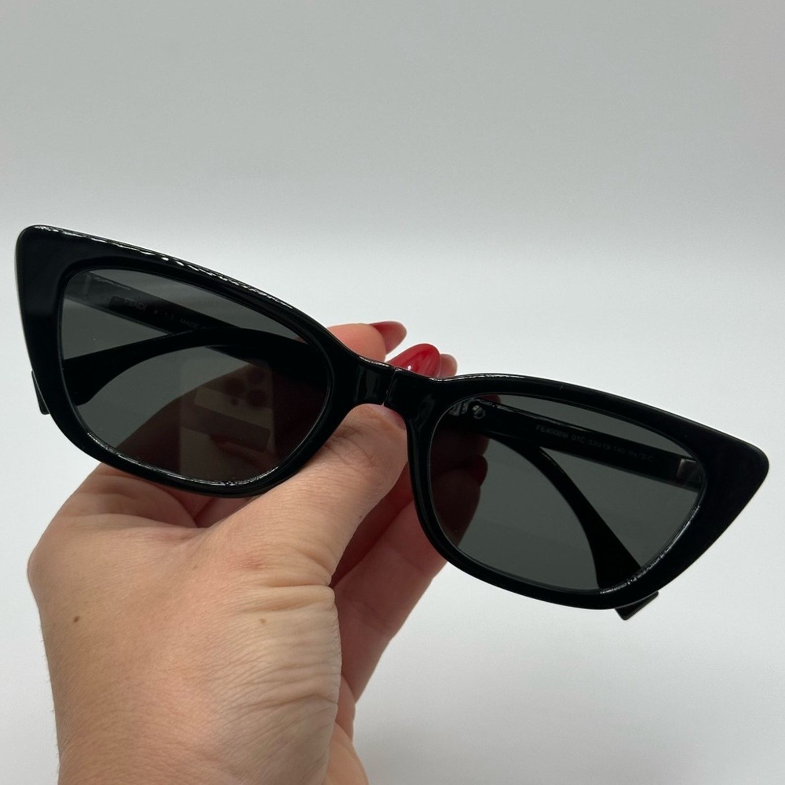 Fendi FENDI Sunglasses FE40089I 5301C Shiny Black/Smoke Mirror NEW Size ONE SIZE - 7 Thumbnail